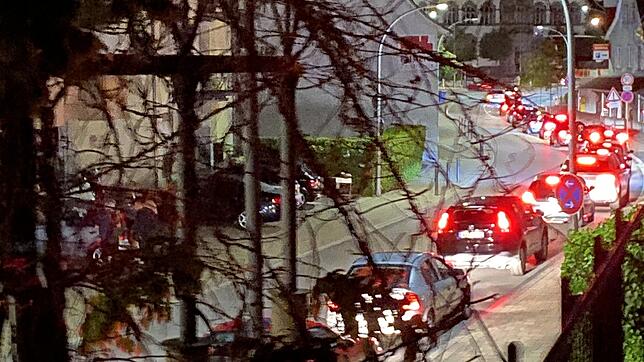 Samstagabend 23.30 Uhr in Konstanz-Wollmatingen: Anwohnerin Petra Geusch-Leuthe beobachtet hunderte von hochmotorisierten Autos, alle ...