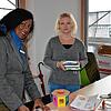 Sozialarbeiterin Rosana Dias-Brücken und Integrationsbeauftragte Magdalena Stanislawska-Belbaedoul aus der Verwaltung sind bei ihrer ...