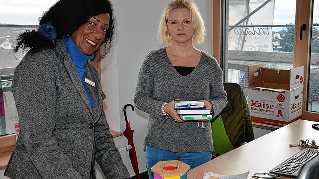 Sozialarbeiterin Rosana Dias-Brücken und Integrationsbeauftragte Magdalena Stanislawska-Belbaedoul aus der Verwaltung sind bei ihrer ...
