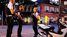 Knöllchen für den Roller: Simon Richers, Sascha Colombo und Cornelia Claßen (von links) vom Gemeindevollzugsdienst des städtischen ...