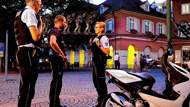 Knöllchen für den Roller: Simon Richers, Sascha Colombo und Cornelia Claßen (von links) vom Gemeindevollzugsdienst des städtischen ...