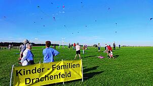 Viele Eltern mit Kindern ließen während des Leibertinger Drachfestes auf dem eingezäunten Bereich für Familien ihre Drachen steigen. Für ...