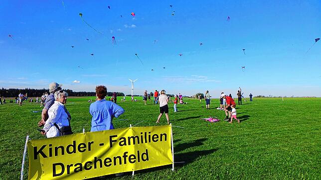 Viele Eltern mit Kindern ließen während des Leibertinger Drachfestes auf dem eingezäunten Bereich für Familien ihre Drachen steigen. Für ...