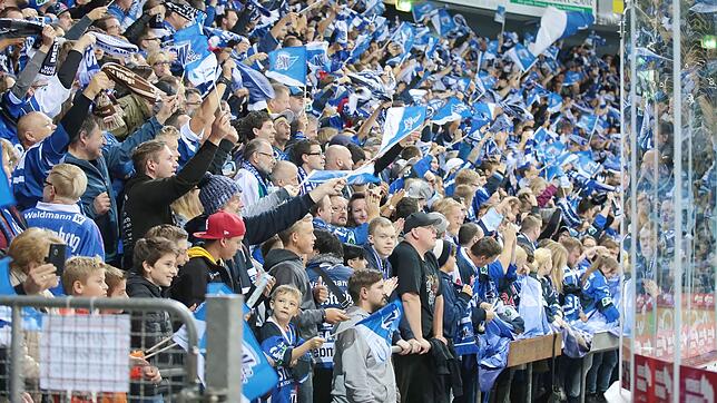 Endlich wieder Zuschauer: Zum Derby der Wild Wings gegen Bietigheim dürfen knapp 3000 Zuschauer in die Helios Arena. Bild: Roger Müller