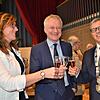 Kämmerin Heike Sonntag, Regierungsvizepräsident Utz Remlinger und Bürgermeister Robert Scherer (von links) stoßen beim Neujahrsempfang ...