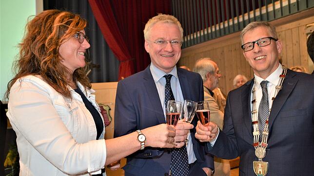 Kämmerin Heike Sonntag, Regierungsvizepräsident Utz Remlinger und Bürgermeister Robert Scherer (von links) stoßen beim Neujahrsempfang ...