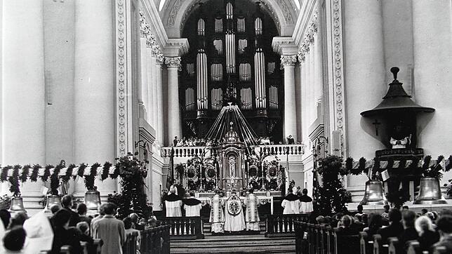 Glockenweihe im Dominnern Mitte September 1951. Auf der Orgelempore der damalige Knabenchor des Kollegs.