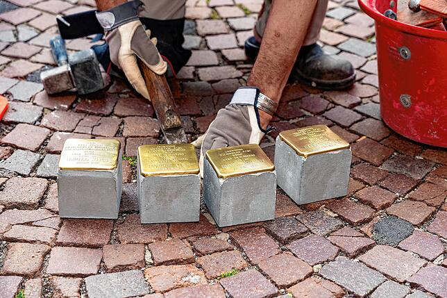 Vier Stolpersteine für die Familie Schwab liegen schon bereit.