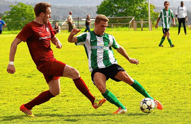 Einst beim FSV Rheinfelden: Patrik Kierzek (rechts, gegen Tino Tritschler) vor sieben Jahren im Aufstiegsspiel beim SV Au-Wittnau.