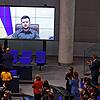 Am Donnerstag hielt Ukraines Präsident Wolodymyr Selenskyj per Video eine Rede vor dem deutschen Bundestag. Die Abgeordnete Lina Seitzl ...