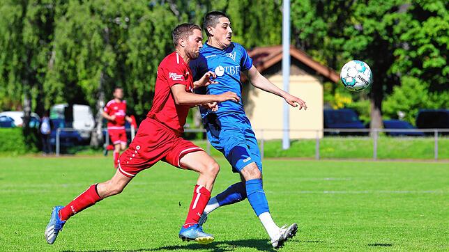 FC Rielasingen-Arlen II (Marcel Cardoso, rechts) hielt insbesondere in der zweiten Spielhälfte gegen den starken Gegner mit, aber am ...