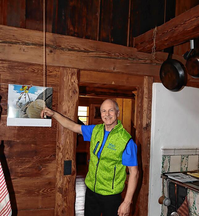 Von der Küche des Hofes aus kann Klaus Richter die Glocke im kleinen Türmchen auf dem Dach des Hofes läuten.