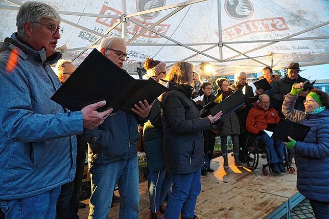 Der gemischte Chor Tengen-Weil unter Leitung von Larissa Malikova trat bei der Blumenfelder Schlossweihnacht auf. Vorsitzender Peter ...