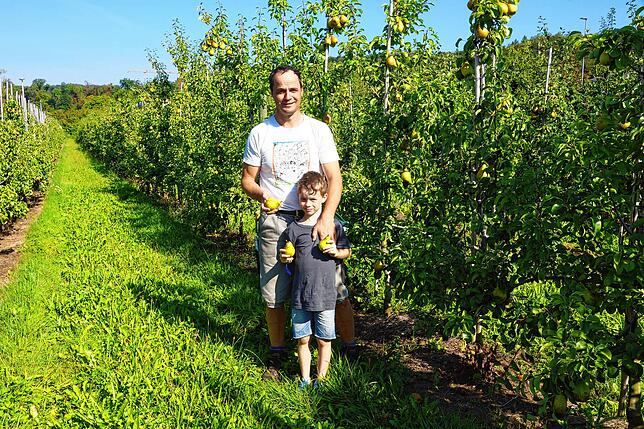 Clemens Stoll &ndash; mit Sohn Matheo &ndash; zeigt seine Obstplantage bei Kadelburg.