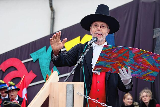 Narrenbürgermeister Hubert Lehle nimmt die Regierenden aufs Korn.