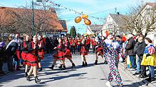 Traditionell führen der Bajazz und die Festdamen, gefolgt vom Musikverein den närrischen Lindwurm an. 34 Gruppen mit 1300 Teilnehmern ...