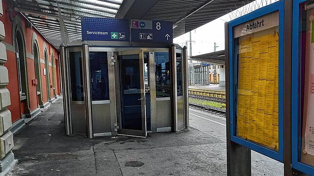 Das Service-Häuschen an Gleis eins, die Bahn-Mitarbeiter sorgen für Orientierung, bei den Ansagen dürfen sie das nicht mehr.