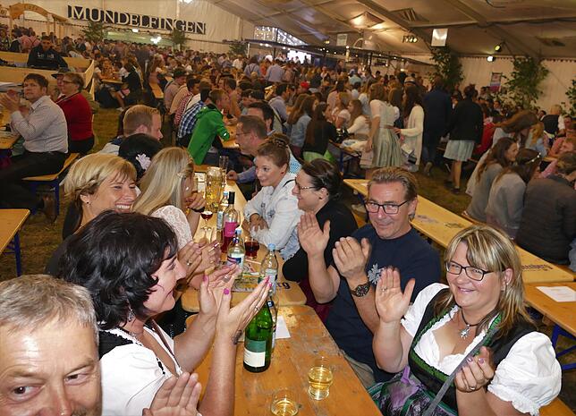 In Festzelt feiern zum Auftakt des Kreiserntedankfestes die Gäste begeistert mit.