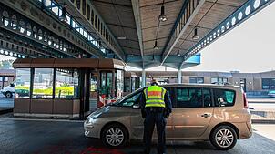 Ein Beamter der Bundespolizei kontrolliert am Grenzübergang Weil am Rhein an der A5 einen aus der Schweiz einreisenden Autofahrer. Bald ...