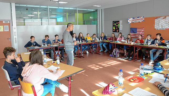 Zeitung kommt in die Schule: 9d-Klassenlehrerin Claudia Maginot hat schon mehrfach am „Klasse!“-Projekt des SÜDKURIER ...
