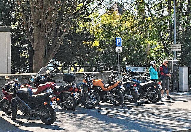 Einer der wenigen offiziellen Stellplätze für Biker an der Kapuzinerkirche beim Badgarten.