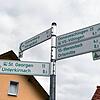 Wegweiser für den überörtlichen Radverkehr an einem Knotenpunkt in Mönchweiler.
