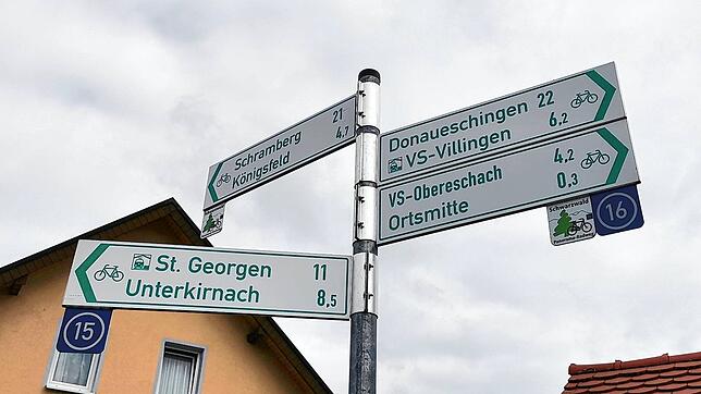 Wegweiser für den überörtlichen Radverkehr an einem Knotenpunkt in Mönchweiler.