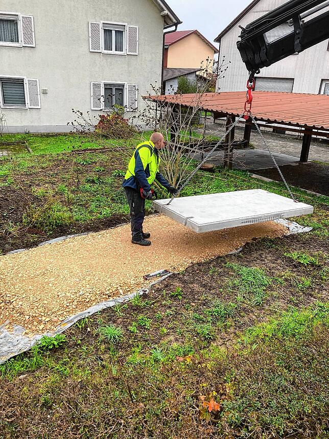 Unter den Flüssiggas-Tank kommt eine Platte.