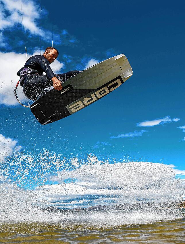 Gewagte Sprünge und Stunts zeigt Ben Beholz auf dem Surfbrett.