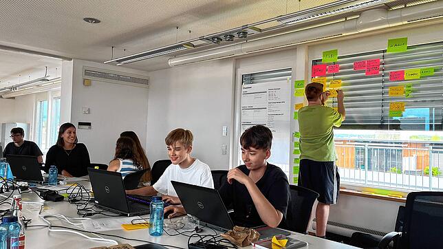 Teilnehmer des Sybit Coding Camps arbeiten an ihrem Projekt.