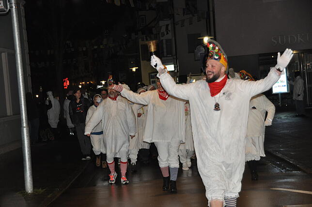Bild 35: Hemdglonker-Umzug in Markdorf: Hunderte Narren im weißen „Nachthemed“ – die besten Bilder!