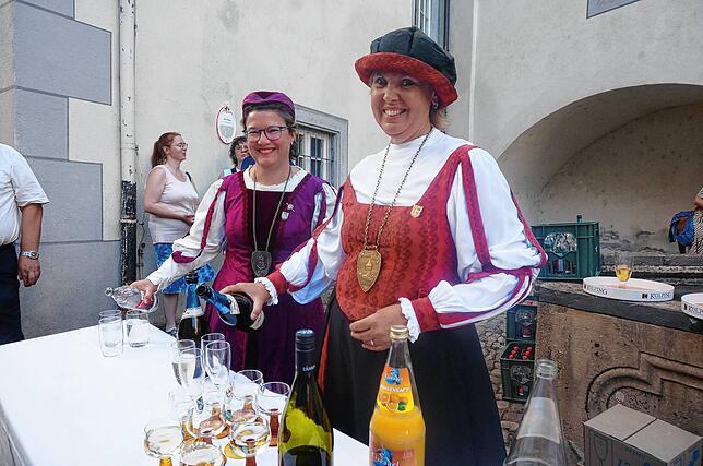 Bild 8: Eintrag ins Goldene Buch beim Heimatabend des Tiengener Schwyzertags – Wir haben die Bilder