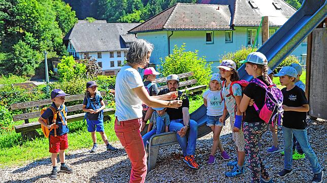 Kräuterpädagogin Daniela Ludin stellt in Gremmelsbach den Kindern Kleesorten vor. Foto: Hans-Jürgen Kommert