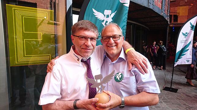 Glückliche Preisträger. Stolz präsentieren sich Bürgermeister Georg Eble (links) und Rektor Stefan Ruppaner nach dem Gewinn des zweiten ...