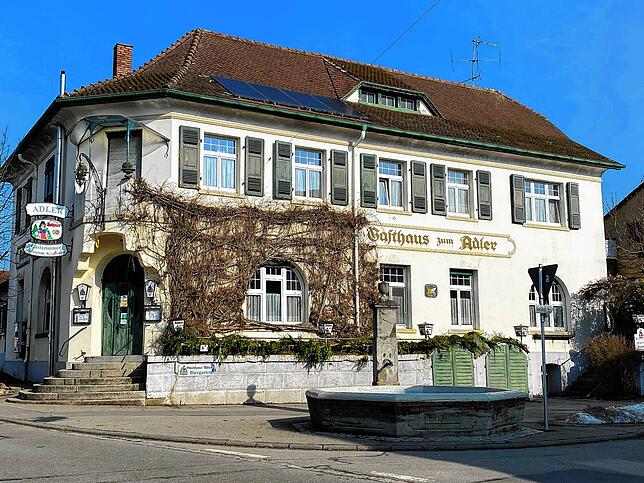 Mit Tradition: Das Gasthaus „Adler“ gehört zu den ältesten Gebäuden in Schwerzen. Im Vordergrund der ...