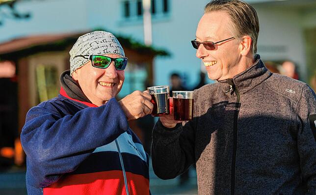 Bild 1: Endlich wieder Weihnachtsmarkt! Besucher und Betreiber genießen die Bodensee-Weihnacht