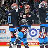 Wild-Wings-Profi Daniel Neumann (Mitte) jubelt gemeinsam mit Alexander Karachun (links) und Miks Indrasis über seinen ersten Treffer in ...