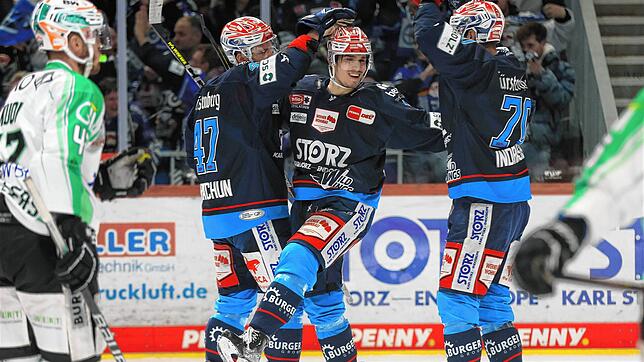 Wild-Wings-Profi Daniel Neumann (Mitte) jubelt gemeinsam mit Alexander Karachun (links) und Miks Indrasis über seinen ersten Treffer in ...