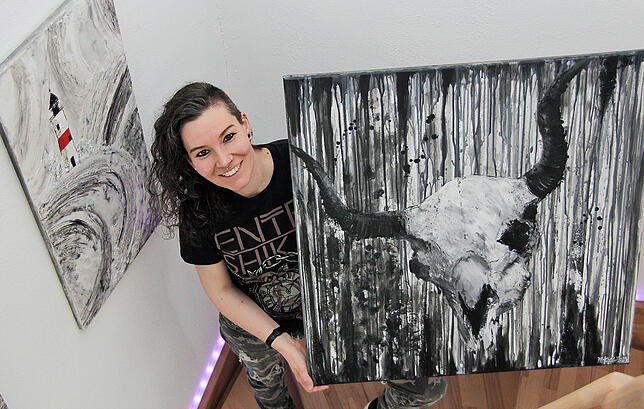 Michaela Kübler zeigt zwei ihrer Kunstwerke im Treppenhaus ihres Wohnhauses in Sumpfohren.