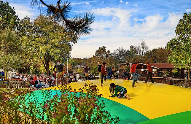 Im Wild- und Freizeitpark in Allensbach können sich Kinder auf dem Hüpfkissen austoben.