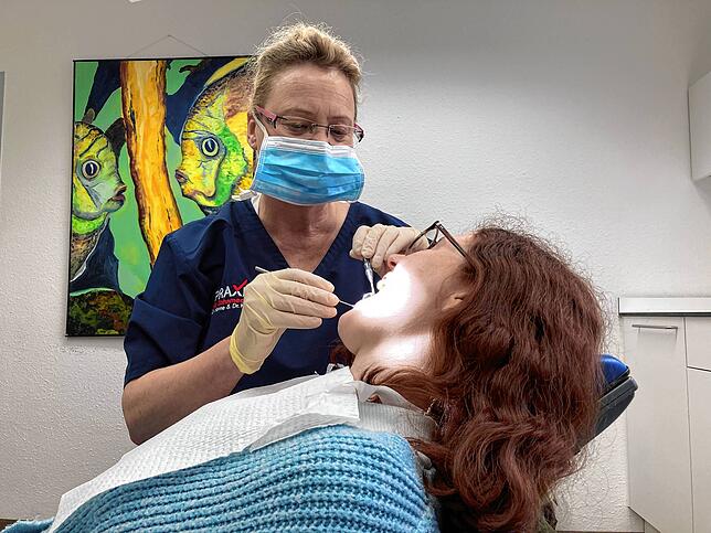 Zahnärztin Petra Krauss behandelt in ihrer Praxis in VS-Schwenningen eine Patientin. (Symbolbild)