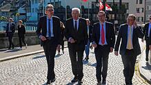 Baden-Württembergs Ministerpräsident Winfried Kretschmann (Zweiter von links) war in Rheinfelden/Schweiz zu Besuch, wo er mit Vertretern ...