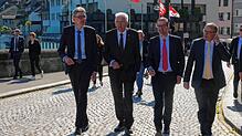 Baden-Württembergs Ministerpräsident Winfried Kretschmann (Zweiter von links) war in Rheinfelden/Schweiz zu Besuch, wo er mit Vertretern ...