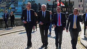 Baden-Württembergs Ministerpräsident Winfried Kretschmann (Zweiter von links) war in Rheinfelden/Schweiz zu Besuch, wo er mit Vertretern ...