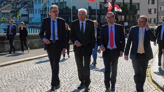 Baden-Württembergs Ministerpräsident Winfried Kretschmann (Zweiter von links) war in Rheinfelden/Schweiz zu Besuch, wo er mit Vertretern ...