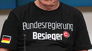Der „Compact“-Chefredakteur tauscht direkt nach dem Urteil sein weißes Hemd gegen dieses T-Shirt mit der Aufschrift „Bundesregierung ...