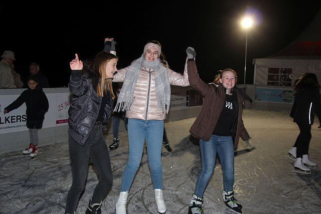 Sarah Bühler, Caroline Oberem und Anna Rudisile hatten am Eröffnungstag viel Spaß auf der Eisbahn.