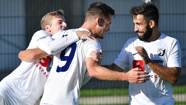 Kantersieg: Shaban Limani (links) steuerte drei Tore zum 7:0-Erfolg des FC Erzingen beim FV Lörrach-Brombach II bei und freut sich hier ...
