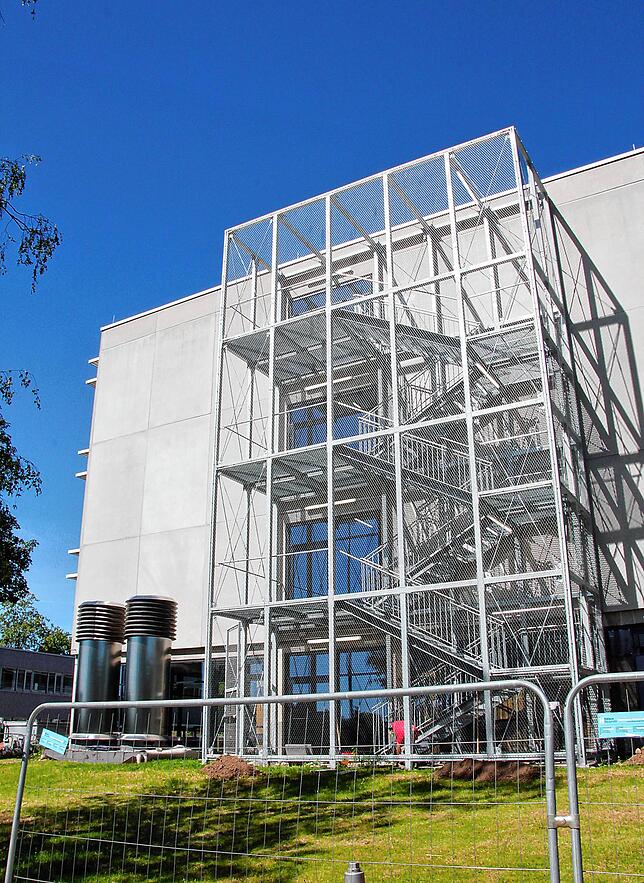 Außen am Gebäude wurden Fluchttreppen installiert. Links im Bild sind die gewaltigen Rohre der neuen Lüftungsanlage zu sehen. Die Anlage ...