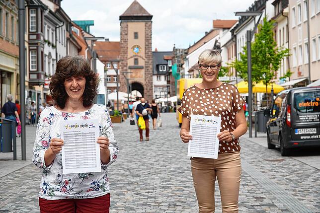 Gudrun Mauthe und Sabine Braun (von links) stellen das Kinderferienprogramm der Stadt Villingen-Schwenningen als Papier-Ausdruck vor. ...